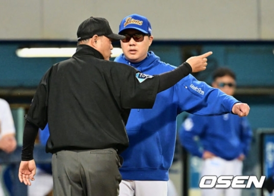 박진만 삼성 감독이 13일 대구 LG전에서 7회 2루 아웃 판정에 대해 항의하고 있다.