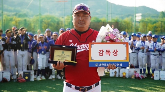 감독상을 수상한 김동성 전남 무안군유소년야구단 감독.   /사진=대한유소년야구연맹