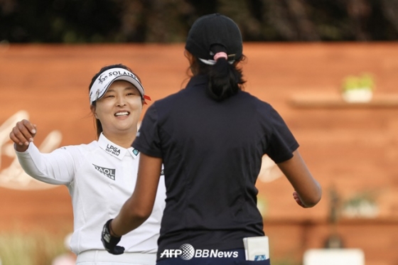 최종일 함께 경쟁한 아디티 야쇽과 포옹을 나누는 고진영(왼쪽). /AFPBBNews=뉴스1