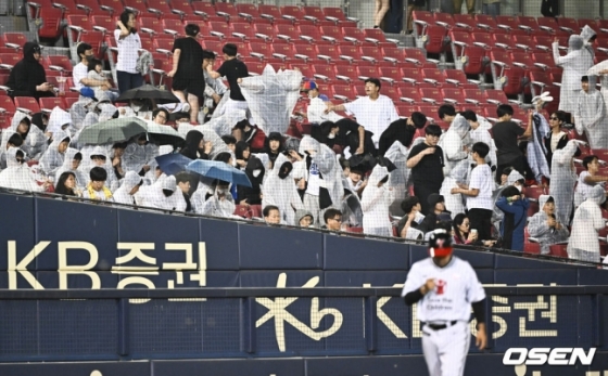 LG 트윈스와 KT 위즈가 18일 서울 잠실야구장에서 주중 3연전 마지막 경기를 치렀다. 이날 유난히 많았던 하루살이의 습격에 팬들이 자리를 이동하고 있다.