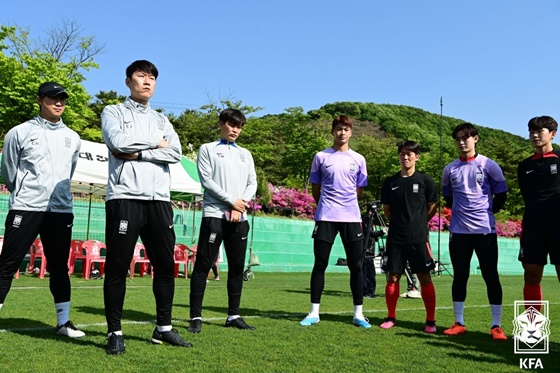 선수들과 미팅하는 김은중 감독(왼쪽에서 두 번째). /사진=대한축구협회 제공