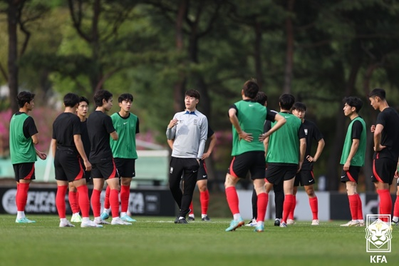 선수단 훈련을 지도하는 김은중 감독(가운데). /사진=대한축구협회 제공