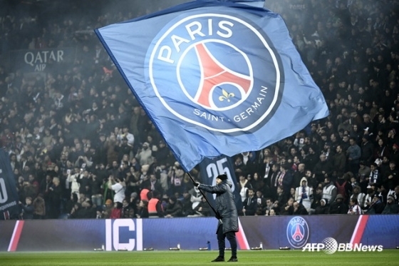 파리 생제르맹의 로고가 새겨진 대형 깃발. /AFPBBNews=뉴스1