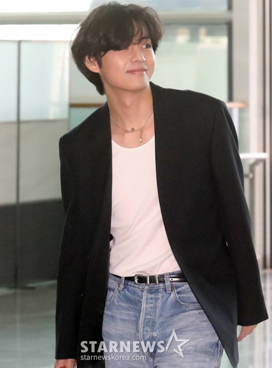 그룹 방탄소년단 뷔(김태형)가 해외 일정 차 프랑스 파리로 15일 오전 인천국제공항을 통해 출국하고 있다. 2023.05.15 /사진=임성균 기자 tjdrbs23@