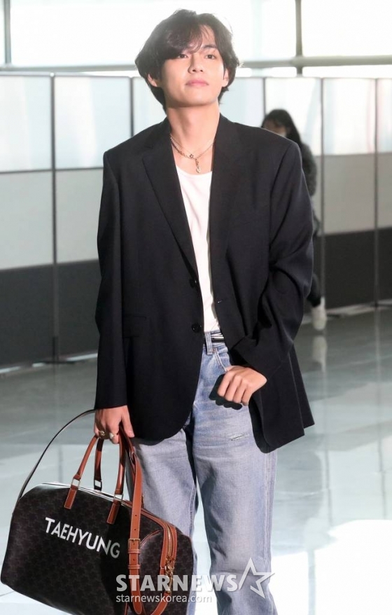 그룹 방탄소년단 뷔(김태형)가 해외 일정 차 프랑스 파리로 15일 오전 인천국제공항을 통해 출국하고 있다. 2023.05.15 /사진=임성균 기자 tjdrbs23@