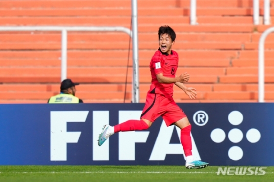23일(한국시간) 아르헨티나 멘도사에서 열린 2023 국제축구연맹(FIFA) 20세 이하(U-20) 월드컵 F조 조별리그 1차전에서 한국의 이승원(강원)이 프랑스를 상대로 선제골을 넣은 후, 기뻐하고 있다. /AP=뉴시스