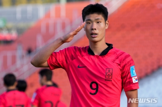 23일(한국시간) 아르헨티나 멘도사에서 열린 2023 국제축구연맹(FIFA) 20세 이하(U-20) 월드컵 F조 조별리그 1차전에서 한국의 이영준(김천)이 프랑스를 상대로 두 번째 골을 넣은 후, 경례 세리머니를 선보였다. /AP=뉴시스