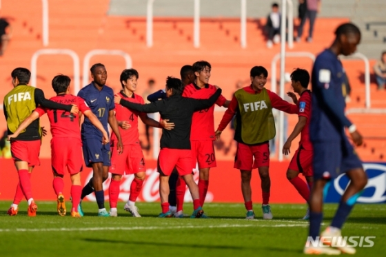 23일(한국시간) 아르헨티나 멘도사에서 열린 2023 국제축구연맹(FIFA) 20세 이하(U-20) 월드컵 F조 조별리그 1차전에서 한국이 강호 프랑스에 2-1로 승리했다. /AP=뉴시스