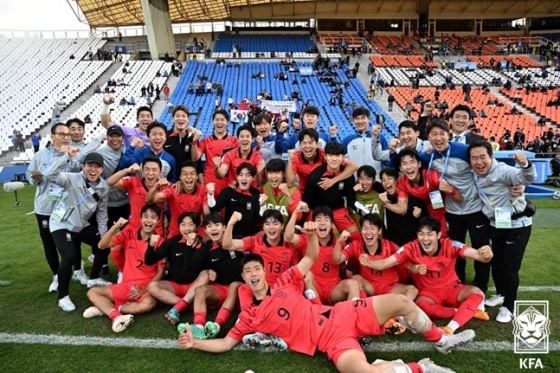 한국 U-20 대표팀이 23일(한국시간) 2023 아르헨티나 U-20 월드컵 F조 1차전에서 프랑스를 꺾고 기뻐하고 있다. /사진=대한축구협회