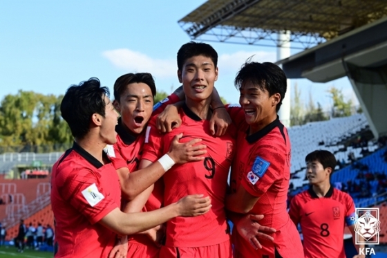 한국 U-20 대표팀 선수들이 추가골을 넣고 기뻐하고 있다. /사진=대한축구협회