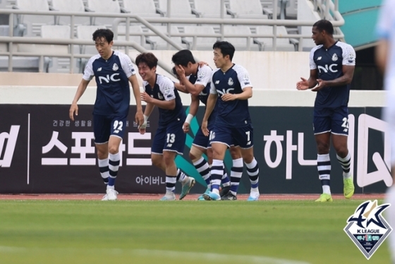 서울 이랜드 선수들의 경기 모습. /사진=한국프로축구연맹