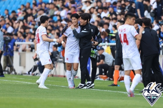 광주FC 선수들이 기뻐하고 있다. /사진=한국프로축구연맹