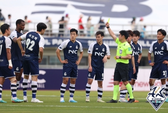 서울 이랜드 이인재가 경고를 받고 있다. /사진=한국프로축구연맹