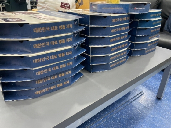 장원준이 동료들에게 선물한 피자 30판. /사진=두산 베어스