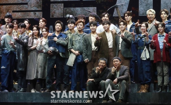 25일 오후 서울 강남구 한전아트센터에서 진행된 뮤지컬 &#039;할란카운티&#039; 프레스콜에서 안재욱, 강성진, 이홍기 등 출연배우들이 포즈를 취하고 있다.   &#039;할란카운티&#039;는 1976년 미국 중남부 켄터키주의 광산 마을 할란카운티에서 광산 회사의 횡포에 맞서 자신들의 권리를 찾기 위해 싸우는 광부 존과 동료들의 이야기를 그린 뮤지컬이다. /2023.05.25 /사진=이동훈 기자 photoguy@