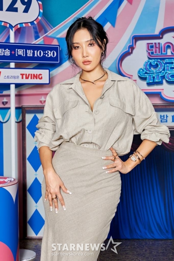 마마무 화사가 23일 오전 온라인으로 진행된 tvN &#039;댄스가스 유랑단&#039; 제작발표회에 참석해 포즈를 취하고 있다.  &#039;댄스가수 유랑단&#039;은 국내 최고의 아티스트 김완선, 엄정화, 이효리, 보아, 화사가 전국을 돌며, 사람들의 일상 속으로 들어가 팬들을 직접 대면하고 함께 즐기는 전국 투어 콘서트 이야기. 오는 25일 첫 방송. / 사진제공 = tvN /사진=김창현 기자 chmt@