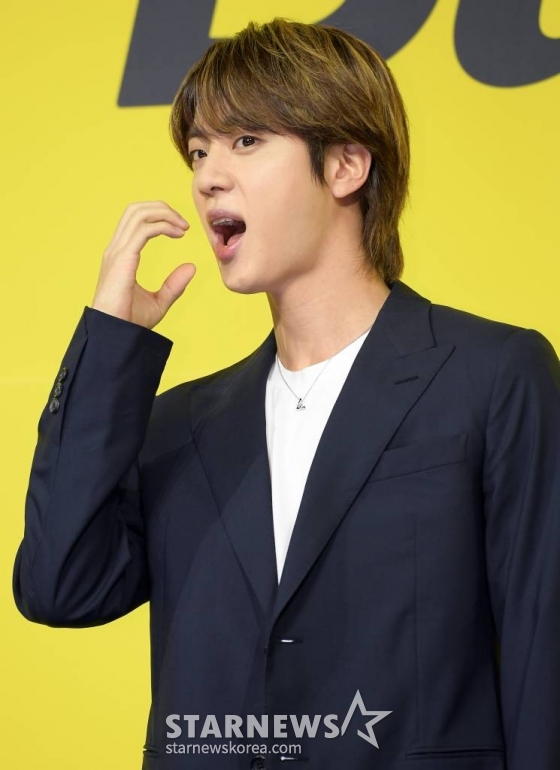 방탄소년단(BTS) 진이 21일 오후 서울 송파구 방이동 올림픽홀에서 진행된 새 싱글앨범 &#039;Butter&#039; 발매 기념 쇼케이스에서 포즈를 취하고 있다. /사진=김창현 기자 chmt@