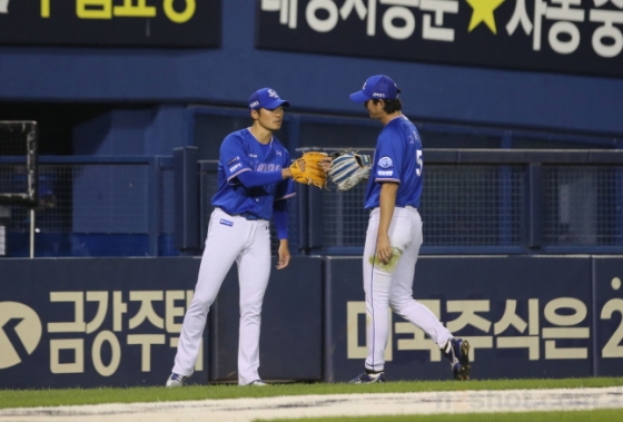 백정현(왼쪽)이 이닝 종료 후 좋은 수비를 보인 구자욱을 격려하고 있다. /사진=삼성 라이온즈