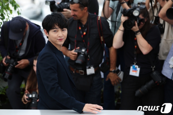 (칸=뉴스1) 이준성 기자 = 제 76회 칸 국제영화제 ‘주목할 만한 시선’에 초청된 영화 ‘화란’ 송중기가 25일(현지시간) 프랑스 남부 칸 ‘팔레 데 페스티발’(Palais des Festival)에서 열린 포토콜 행사에 참석해 포즈를 취하고 있다. 2023.5.25/뉴스1  Copyright (C) 뉴스1. All rights reserved. 무단 전재 및 재배포 금지.