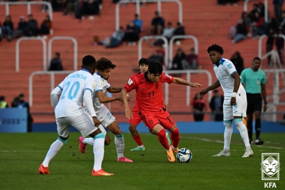 한국 U-20 축구대표팀 공격수 강성진(가운데). /사진=대한축구협회