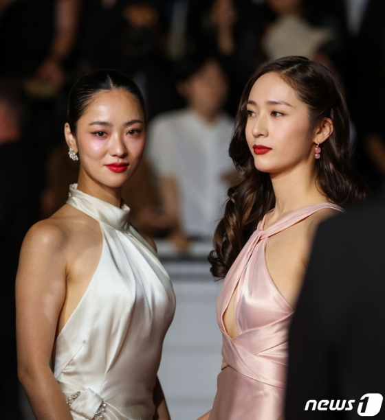 (칸=뉴스1) 이준성 기자 = 25일 오후(현지시간) 프랑스 남부 칸 팔레 데 페스티발(Palais des Festival) 뤼미에르 대극장에서 열린 제76회 칸 국제영화제 비경쟁 부문 초청작 ‘거미집’ 시사회에서 배우 전여빈과 정수정(크리스탈)이 레드 카펫에 오르고 있다. 2023.5.26/뉴스1  Copyright (C) 뉴스1. All rights reserved. 무단 전재 및 재배포 금지.