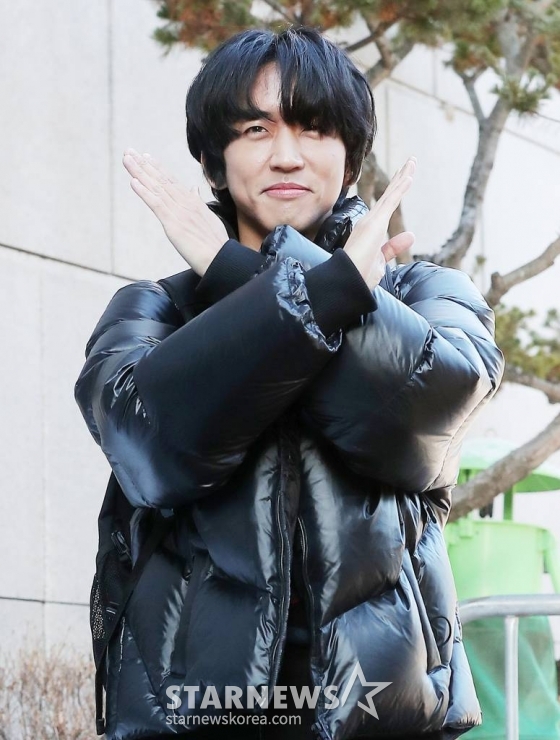 가수 이승윤이 27일 오전 서울 영등포구 여의도동 KBS 신관홀에서 진행된 &#039;뮤직뱅크&#039; 리허설에 참석하며 포즈를 취하고 있다. 2023.01.27 /사진=김창현 기자 chmt@