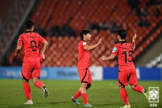 김용학이 26일 온두라스전에서 골을 넣고 동료와 하이파이브를 하고 있다. /사진=대한축구협회