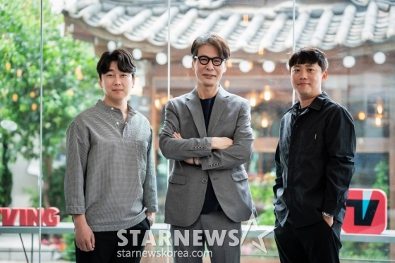 티빙 예능 &#039;결혼과 이혼 사이2&#039;의 이진혁, 박내룡 PD, 윤상 음악감독이 24일 진행된 인터뷰를 위해 포즈를 취하고 있다. /사진제공=티빙 2023.05.024 /사진=이동훈 기자 photoguy@