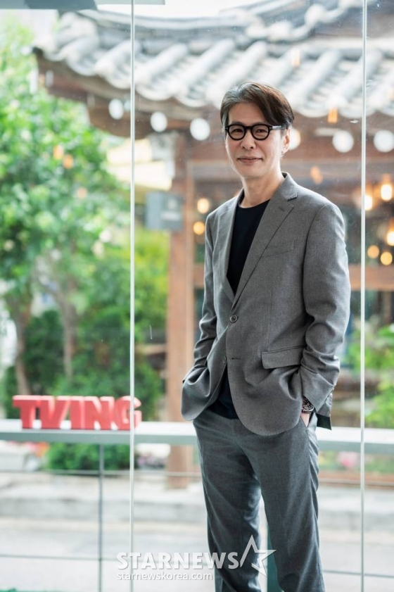 티빙 예능 &#039;결혼과 이혼 사이2&#039;의 윤상 음악감독이 24일 진행된 인터뷰를 위해 포즈를 취하고 있다. /사진제공=티빙 2023.05.024 /사진=이동훈 기자 photoguy@