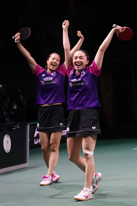  신유빈(왼쪽)-전지희 조가 27일(한국 시간) 2023 국제탁구연맹(ITTF) 개인전 세계탁구선수권대회 여자복식 준결승에서 중국의 쑨잉사-왕만위 조를 3-0으로 완파하고 기뻐하고 있다. /사진=대한탁구협회