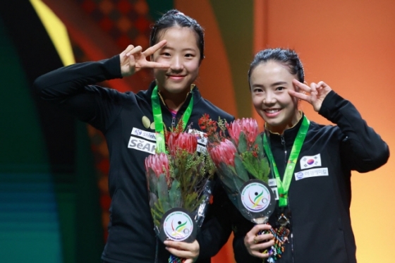 신유빈(왼쪽부터)과 전지희가 28일 세계선수권에서 은메달을 수확한 뒤 시상대에서 포즈를 취하고 있다. /사진=국제탁구연맹 공식 페이스북