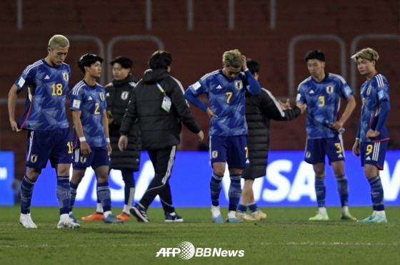 일본 20세 이하 축구 대표팀 선수들이 28일(한국시간) 이스라엘에 충격의 역전패를 당하자 아쉬워하고 있다. /AFPBBNews=뉴스1