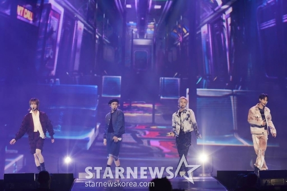 그룹 샤이니(SHINee)가 팬들과 즐거운 시간을 보냈다.   샤이니는 데뷔 15주년을 기념해 27일, 28일 양일간 서울 송파구 잠실 실내체육관에서 팬미팅 &#039;2023 SHINee FANMEETING &#039;Everyday is SHINee DAY&#039; : [Piece of SHINE]&#039;(2023 샤이니 팬미팅 &#039;에브리데이 이즈 샤이니 데이&#039; : [피스 오브 샤인])을 개최했다. / 사진제공 = SM엔터테인먼트 /사진=김창현 기자 chmt@