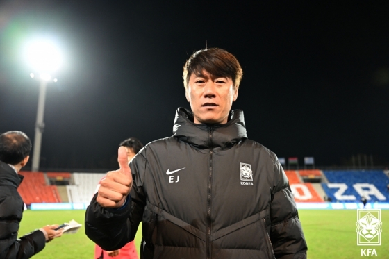 김은중 감독이 감비아전 종료 후 엄지를 치켜세우고 있다.  /사진=대한축구협회 제공
