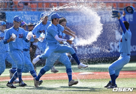 부산고 야구부가 29일 서울 목동야구장에서 열린 제 77회 황금사자기에서 선린인고를 12-3으로 누른 직후 기쁨의 세리머니를 하고 있다. 