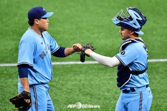 2020년 토론토 시절 류현진(왼쪽)과 리즈 맥과이어.  /AFPBBNews=뉴스1