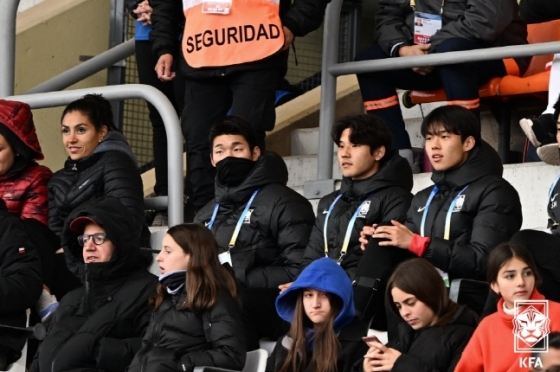 부상으로 인해 감비아전을 관중석에서 지켜보는 박승호(윗 줄 맨 오른쪽). /사진=대한축구협회
