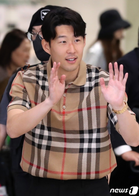 손흥민이 2022~2023 시즌을 마치고 30일 오후 인천국제공항을 통해 입국해 팬들에게 손인사를 하고 있다./사진=뉴스1