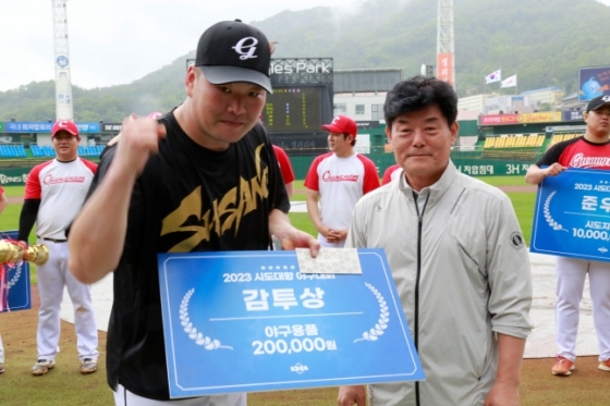 과거 KIA에서 뛰었던 김진우(오른쪽)가 감투상을 받고 포즈를 취하고 있다. /사진=대한야구소프트볼협회