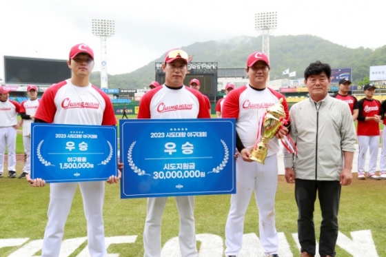 2023년 전국 시도대항 야구대회에서 개인상을 수상한 선수들이 기념사진을 찍고 있다. /사진=대한야구소프트볼협회
