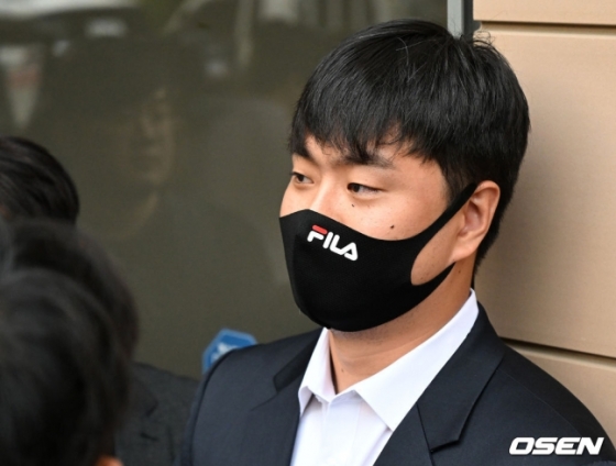 두산 이영하가 31일 서울서부지방법원에서 열린 최종 공판에서 무죄 판결을 받고 나와 인터뷰를 하고 있다. 