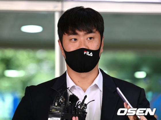 두산 이영하가 지난달 31일 서울서부지방법원에서 열린 공판에서 무죄 판결을 받고 나와 인터뷰를 하고 있다.