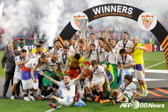 세비야가 1일(한국시간) 2022~2023 UEFA 유로파리그 결승전에서 AS로마를 꺾고 통산 7번째 우승을 차지했다. 환호하는 세비야 선수단. /AFPBBNews=뉴스1