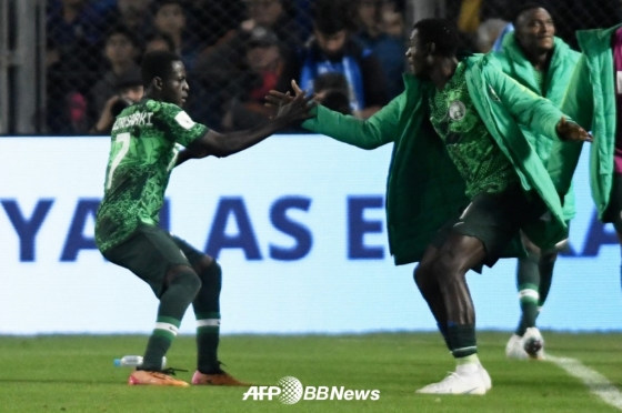 나이지리아의 두 번째 골이 터지자 기뻐하는 나이지리아 선수들. /AFPBBNews=뉴스1