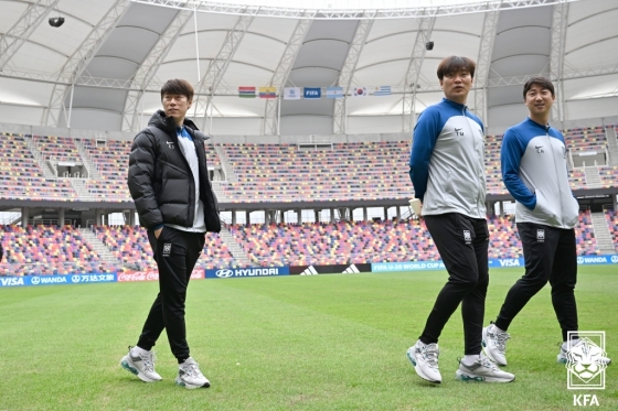 김은중(왼쪽) 감독과 김태민(가운데) 코치, 이창현 코치가 1일(한국시간) 아르헨티나 산티아고 델에스테로에 위치한 우니코 마드레 데 시우다데스 경기장에서 사전 답사를 하고 있다. /사진=대한축구협회 제공