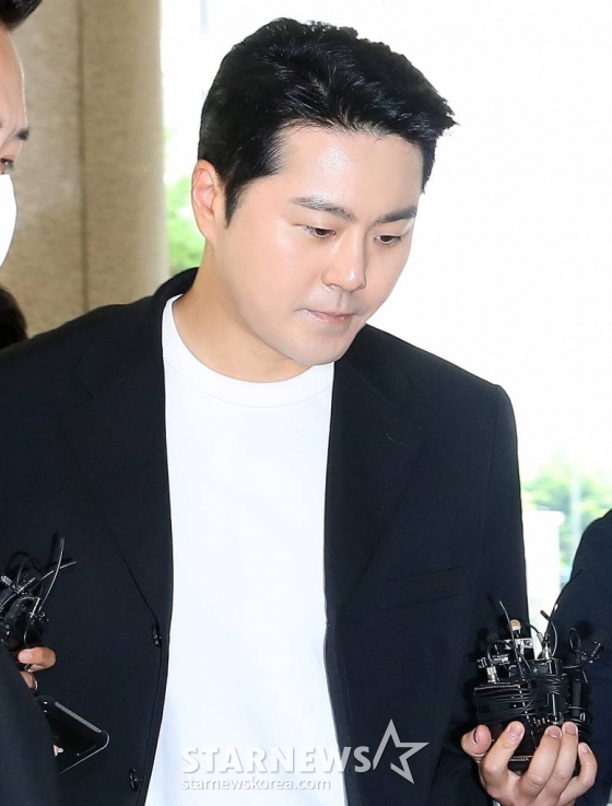 범인도피 방조와 도로교통법 위반(음주운전) 등 혐의를 받고 있는 가수 겸 배우 이루가 1일 오후 서울 마포구 서부지방법원에서 진행된 첫 공판에 출석하고 있다. 2023.06.01 /사진=김창현 기자 chmt@