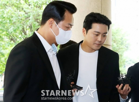 범인도피 방조와 도로교통법 위반(음주운전) 등 혐의를 받고 있는 가수 겸 배우 이루가 1일 오후 서울 마포구 서부지방법원에서 진행된 첫 공판에 출석하고 있다. 2023.06.01 /사진=김창현 기자 chmt@