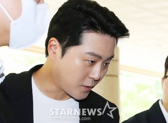 범인도피 방조와 도로교통법 위반(음주운전) 등 혐의를 받고 있는 가수 겸 배우 이루가 1일 오후 서울 마포구 서부지방법원에서 진행된 첫 공판에 출석하고 있다. 2023.06.01 /사진=김창현 기자 chmt@