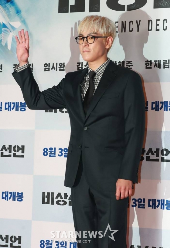 가수 탑이 25일 오후 서울 강남구 코엑스 메가박스에서 진행된 영화 &#039;비상선언&#039;(감독 한재림) VIP시사회에 참석해 포즈를 취하고 있다.  사상 초유의 항공테러로 무조건적 착륙을 선포한 비행기를 두고 벌어지는 리얼리티 항공재난 영화 &#039;비상선언&#039;은 오는 8월 3일 개봉한다. /2022.07.25 /사진=이동훈 기자 photoguy@
