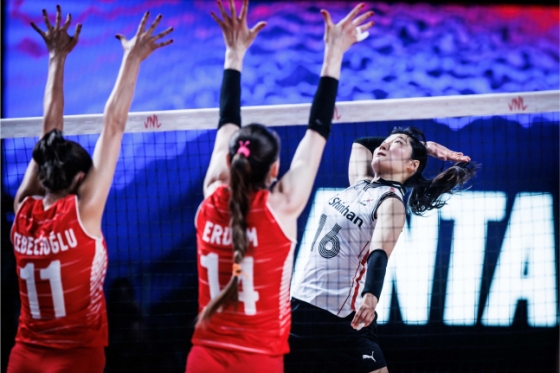 공격을 펼치고 있는 정지윤(오른쪽). /사진=FIVB